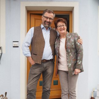 Familie Krappel vor dem Haus | © Privat zu Gast in Niederösterreich / Elena Paschinger / www.creativelena.com 