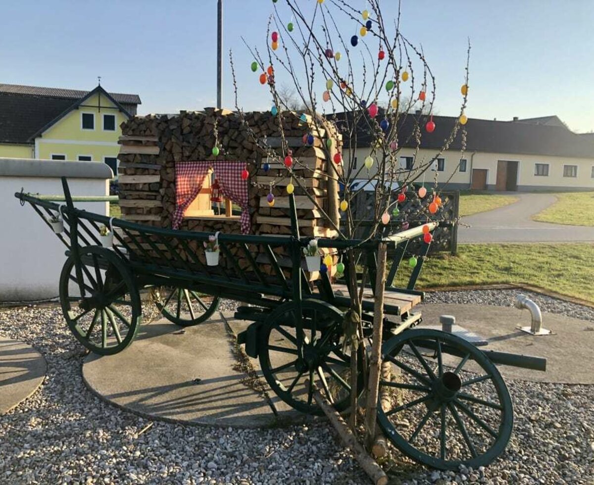 Amstetters-Ferienwohnung - geschmückter Wagen zu Ostern