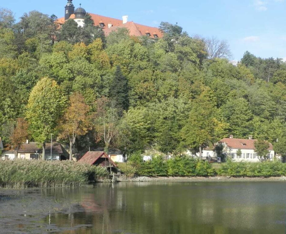 Am Teich mit Schloß