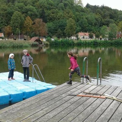 Mit Enkeln am Schloßteich