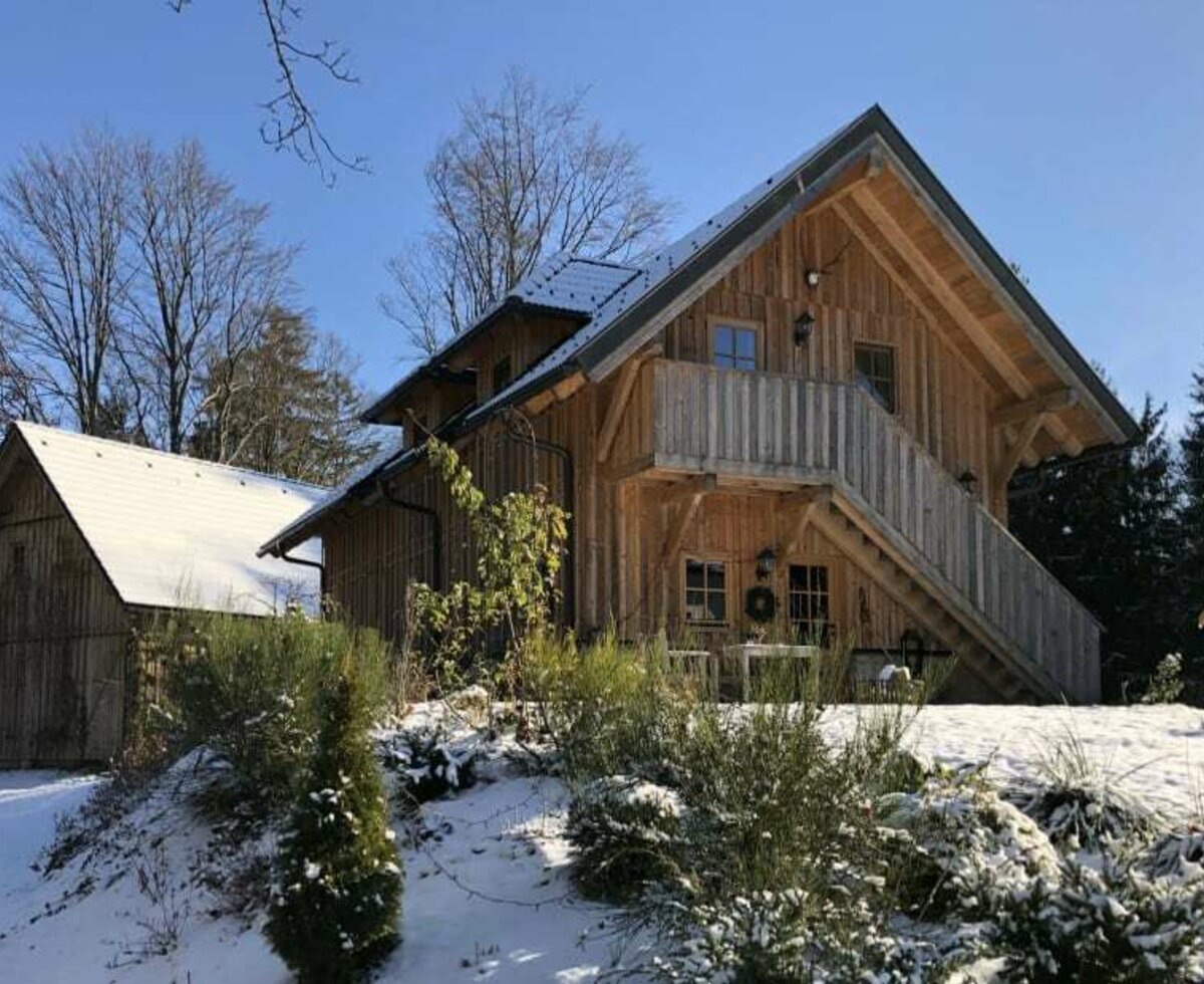 Holzhaus außen Winter