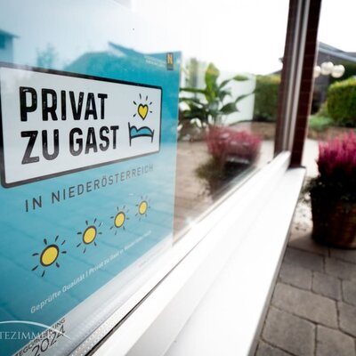 Gästezimmer Eminger - Privat zu Gast Schild