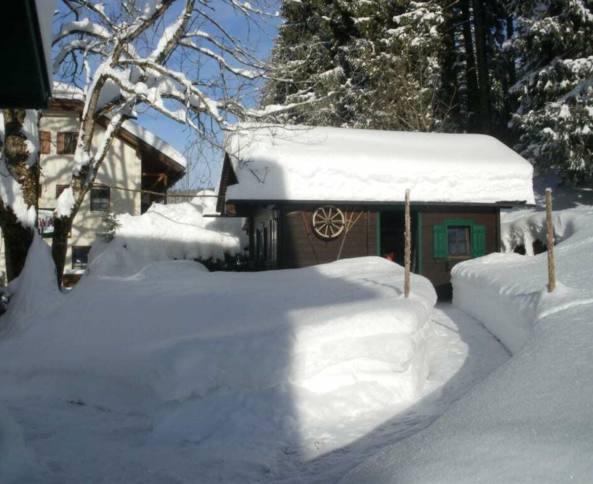 Gartenhütte im Winter