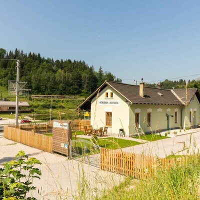 Der Bahnhof mit See und Ötscher